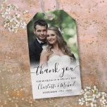 Étiquettes-cadeau Élégant Script Mariage Photo Favoriser Merci<br><div class="desc">Avec des noms de style signature,  cette élégante étiquette noire et blanche peut être personnalisée avec votre photo spéciale et vous remercier informations en lettrage chic. Conçu par Thisisnotme©</div>