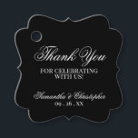Étiquettes Cadeau Élégant simple chic Merci noir Mariage<br><div class="desc">Ces belles étiquettes de faveur sont simples,  classiques,  intemporelles et élégantes. Le design est composé d'un arrière - plan noir avec un script blanc dactylographié : Merci pour célébrer avec nous. Il y a de la place pour les noms du couple et la date du mariage.</div>