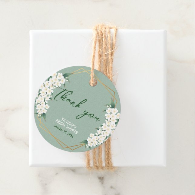 Étiquettes Cadeau Elégante Fleurs blanches Sage Green Gold Frame (En situation)