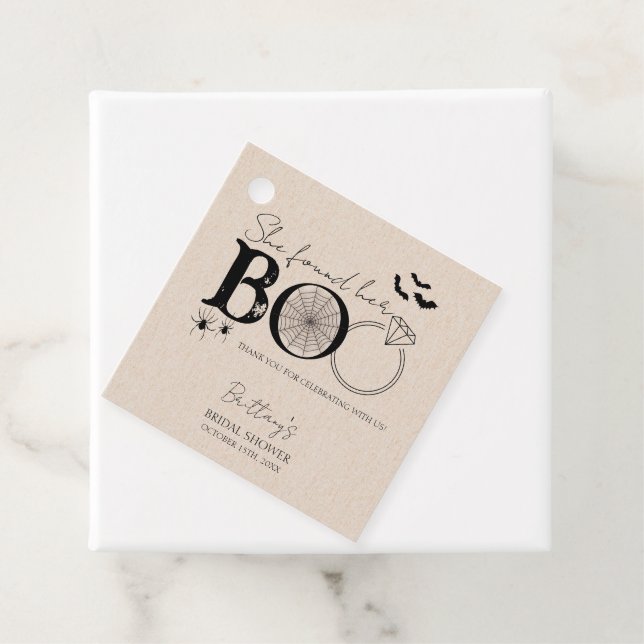 Étiquettes Cadeau Elle a trouvé sa beauté rustique Halloween Shower  (En situation)