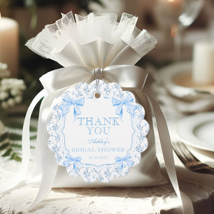 Étiquettes Cadeau Elle Attache le Nœud Bleu Cérémonie de Fiançailles