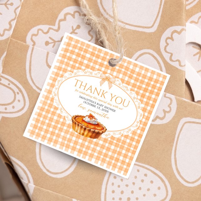 Étiquettes Cadeau en vichy Carré de Baby shower à tarte Little Cutie (Little Cutie Pie Gingham Pumpkin Baby Shower Square Favor Tags)