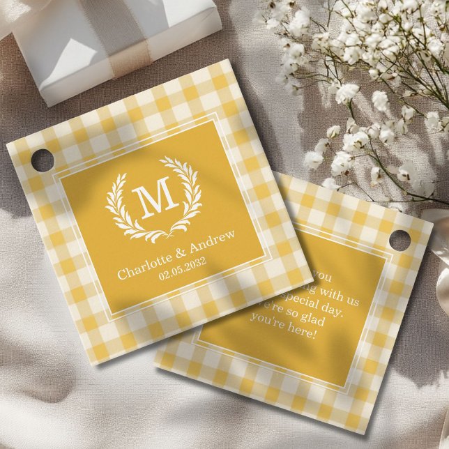 Étiquettes Cadeau En vichy jaune Monogramme Crest Personnalisé (Yellow Gingham Monogram Crest Custom Favor Tags with your Monogram, Name and Text.)