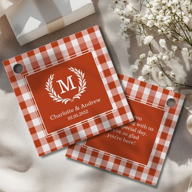 Étiquettes Cadeau En vichy Monogramme Orange-Rouge Crest Personnalis (Red-Orange Gingham Monogram Crest Custom Favor Tags with your Monogram, Name and Text.)