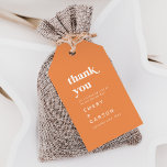 Étiquettes-cadeau Été rétro | Orange Merci Favor<br><div class="desc">Ces étiquettes cadeaux rétro orange d'été vous remercient sont parfaites pour un mariage coloré. Le design vintage moderne et unique présente une typographie orangée et blanche d'agrumes vibrants et des vibes amusantes et funky. Personnalisez les étiquettes avec vos noms et la date.</div>