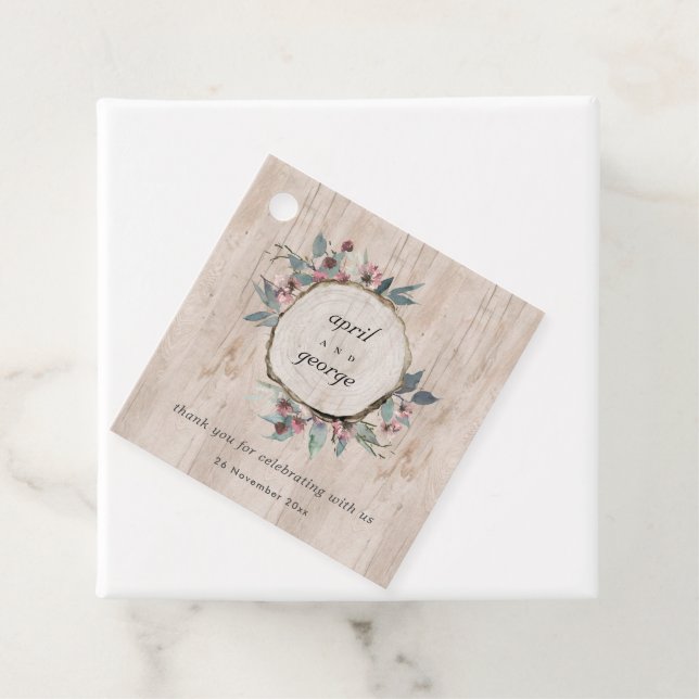 Étiquettes Cadeau Eucalyptus rose sauvage en bois rustique Mariage (En situation)