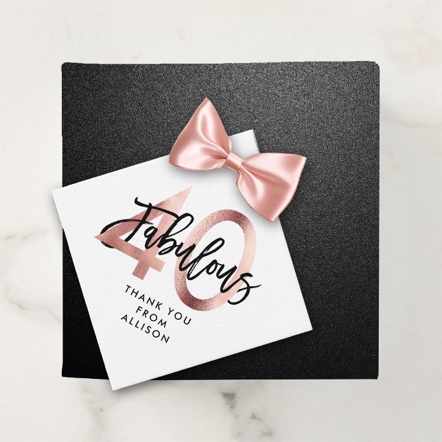Étiquettes Cadeau Fabuleux 40e | Moderne Elegant Rose Gold Anniversa (Black gift with a pink bow and a white insert reading, "40 Fabulous, Thank You From Allison.")