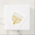 Étiquettes Cadeau Festif Menorah Hanoukka Céleste bougies Mariage<br><div class="desc">Faux bougies menorah en feuille d'or pour votre fête Hanoukka. Illustration de la menorah lunaire avec des étoiles blanches recouvertes de bougies célestes sur un socle de bougies menorah en faux or. Menorah élégant mariage étoilé Hanoukka illustrés cadeaux design et produits en papier.</div>