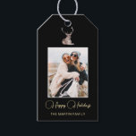 Étiquettes-cadeau Festif Winter Deer Photo Christmas Cadeau Tags<br><div class="desc">Ces étiquettes de cadeaux de Noël festifs comportent un cerf douillet à l'aquarelle peint, le long d'une photo encadrée du centre et éditable script "Happy Holidays" avec votre nom sur un élégant arrière - plan noir. Magasinez ce magasin pour coordonner les cartes de voeux de Noël et les options de...</div>