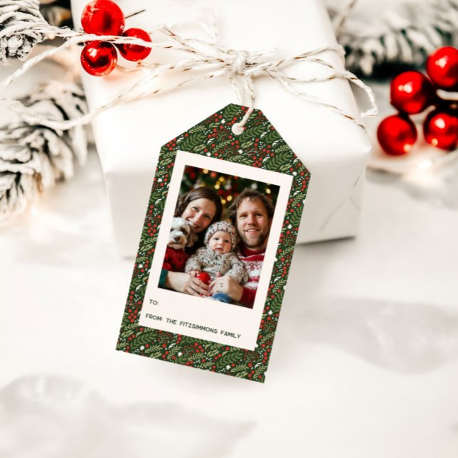 Étiquettes-cadeau Festive Christmas Holly Leaf Holiday Photo Card (Holly Leaf Christmas photo gift tag)