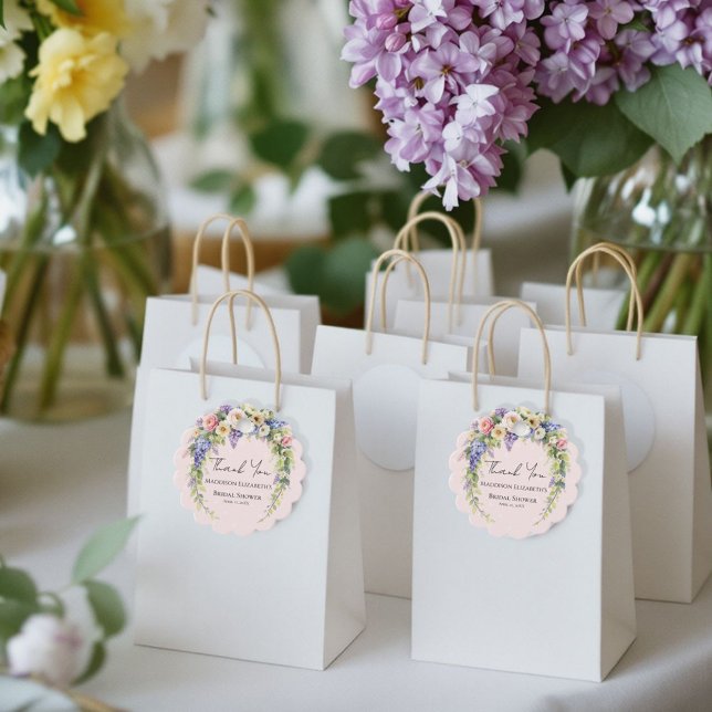 Étiquettes Cadeau Fête de Mariage Florale de Printemps (Celebrate the bride-to-be with this elegant spring floral bridal shower design. )