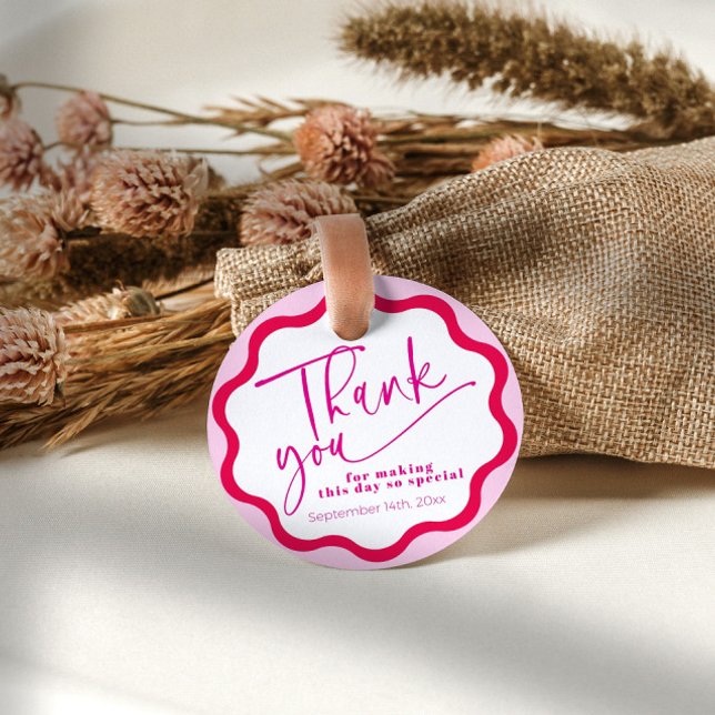 Étiquettes Cadeau Fête des mariées de Merci frontalier rose chaud (Hot pink wavy border thank you tag round)