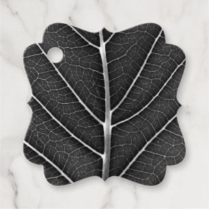 Étiquettes Cadeau Feuille lumineuse noir et blanc en gros plan