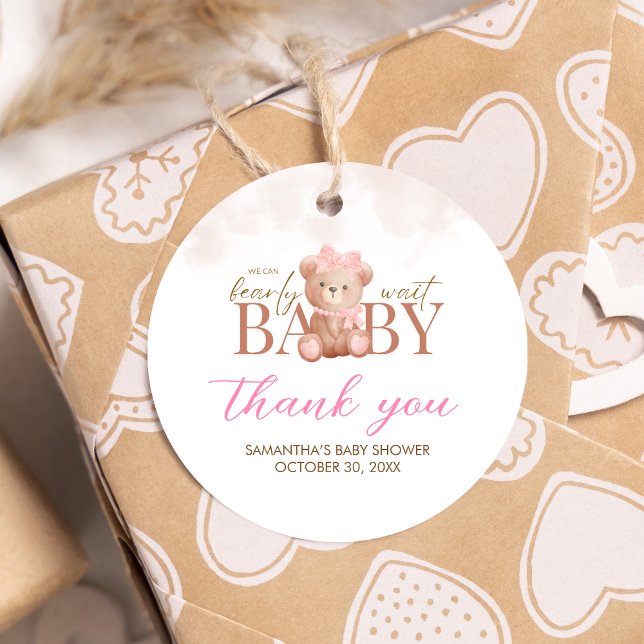 Étiquettes Cadeau Fille, on peut attendre bébé douche (We Can Bearly Wait Pink Bear Baby Shower Round Favor Tags)