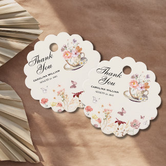 Étiquettes Cadeau Fleur sauvage un bébé est en train de brasser le b