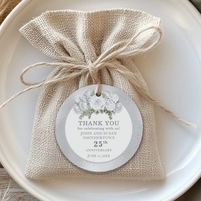 Étiquettes Cadeau Fleurs blanches argentées 25e anniversaire de mari (Silver and white 25th anniversary round tag
)