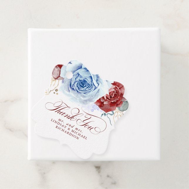 Étiquettes Cadeau Floral Dusty Blue Red Wedding Thank You (En situation)