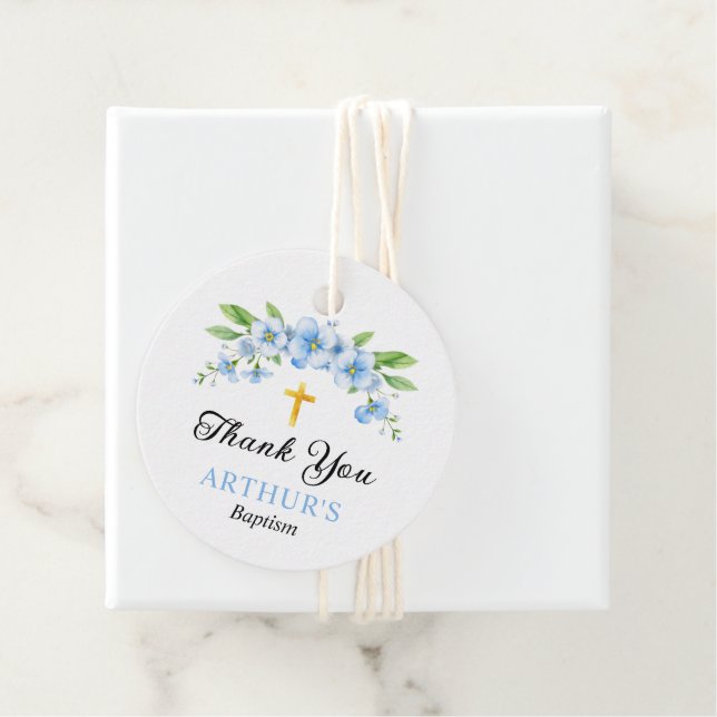 Étiquettes Cadeau Floraux bleus et croix d'or baptême garçon Merci (En situation)