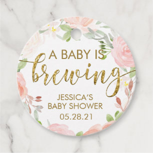 Étiquettes Cadeau Flore floue Un bébé brasse Baby shower rond