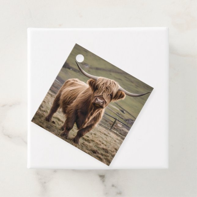 Étiquettes Cadeau **"Furry Majesty : The Woolly Brown Highland Cow"* (En situation)
