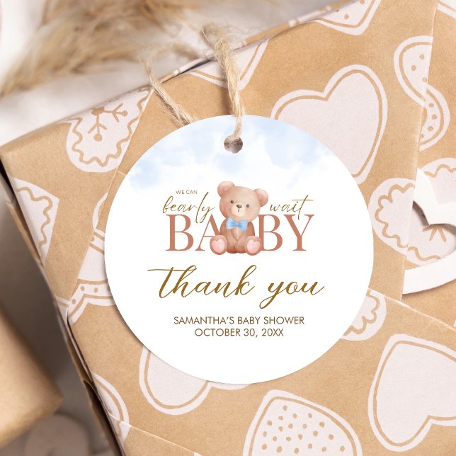 Étiquettes Cadeau Garçon On Peut Attendre Baby shower (Blue We Can Bearly Wait Bear Baby Shower Round Favor Tags)