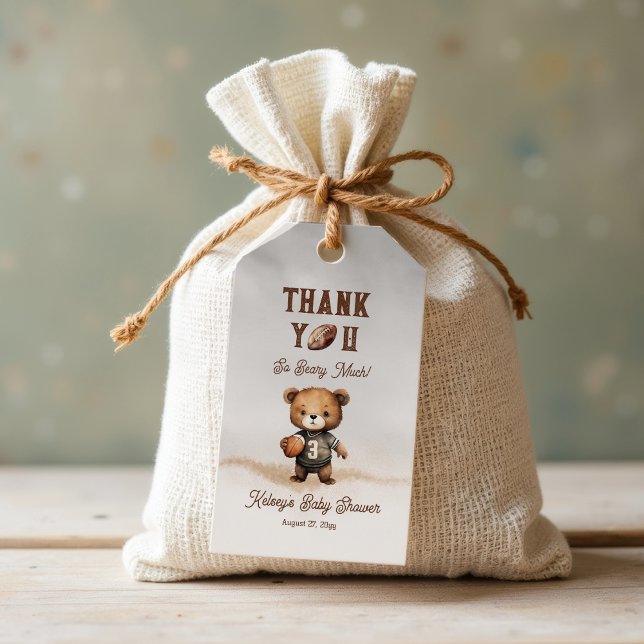 Étiquettes-cadeau Garçon Ours Attend avec impatience Football améric (Teddy Bear Boy American Football Baby Shower "Thank You So Beary Much!" Favor Tag - Bearly Wait)