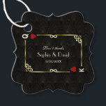 Étiquettes Cadeau Glam Gatsby Casino Las Vegas Mariage de poker<br><div class="desc">Unique Casino Royale et Great Gatsby conception de carte à thème. Il présente un style art déco vintage, un cadre rompu de Roaring des années 1920 avec fausse feuille d'or Fleur-de-lis, coeurs rouges, Q et K sur deux coins (simulant des cartes à jouer), sur arrière - plan motif Art déco...</div>