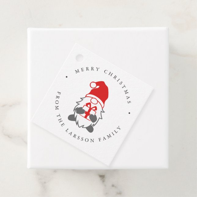 Étiquettes Cadeau Gnome drôle avec cadeau de Noël et chapeau de Noël (En situation)