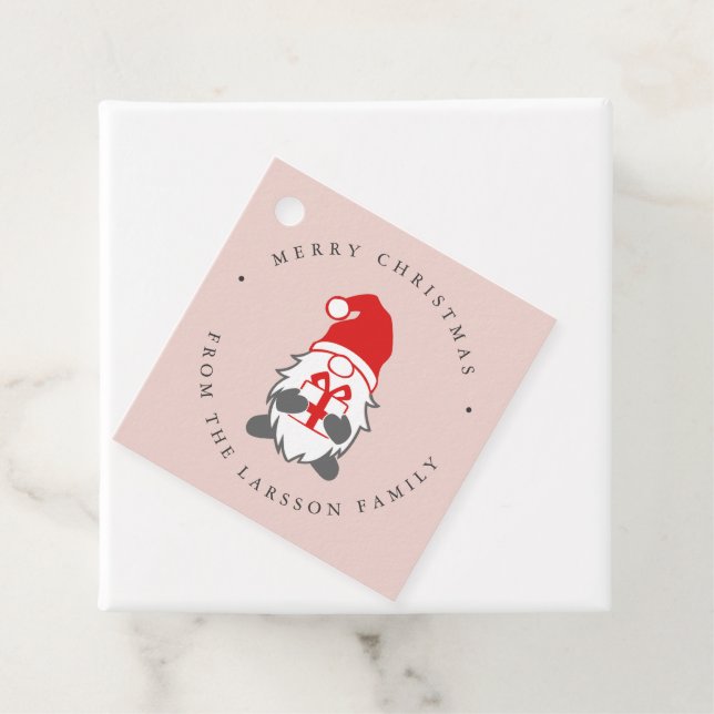 Étiquettes Cadeau Gnome drôle avec cadeau de Noël et chapeau de Noël (En situation)