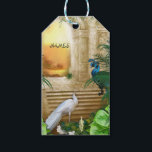 Étiquettes-cadeau Golden Royal Peacock Temple Mariage Dreams<br><div class="desc">Paysage d'imaginaire royal blanc et bleu-vert dans un temple tropical entouré de verdure et décoré de bijoux en plumes d'or moderne. Palette de couleur d'or,  blanc & vert avec élégamment tourbillonné design graphique brillant cérulean bleu plumes paon or et fleurs blanches.</div>