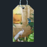 Étiquettes-cadeau Golden Royal Peacock Temple Mariage Dreams<br><div class="desc">Paysage d'imaginaire royal blanc et bleu-vert dans un temple tropical entouré de verdure et décoré de bijoux en plumes d'or moderne. Palette de couleur d'or,  blanc & vert avec élégamment tourbillonné design graphique brillant cérulean bleu plumes paon or et fleurs blanches.</div>