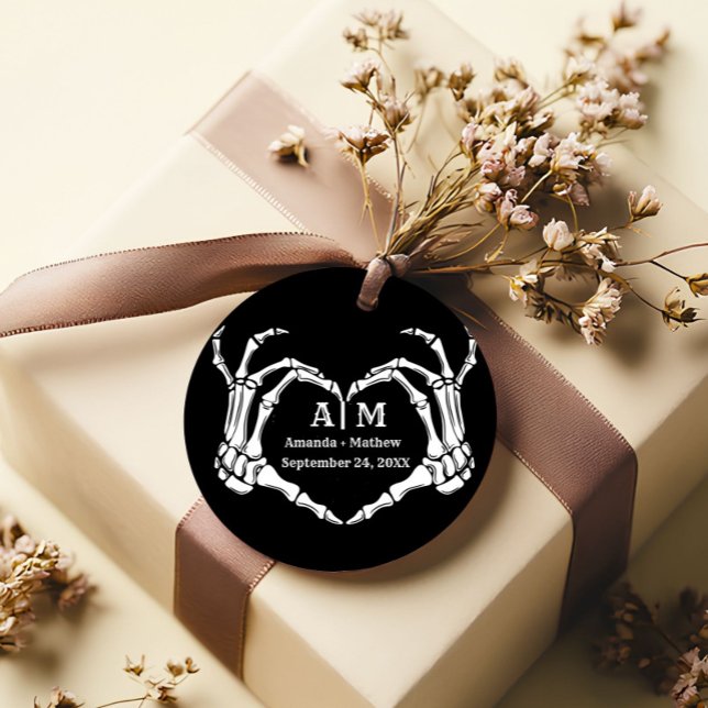 Étiquettes Cadeau Gothic Halloween Skull Hand Heart Black Wedding (Créateur téléchargé)
