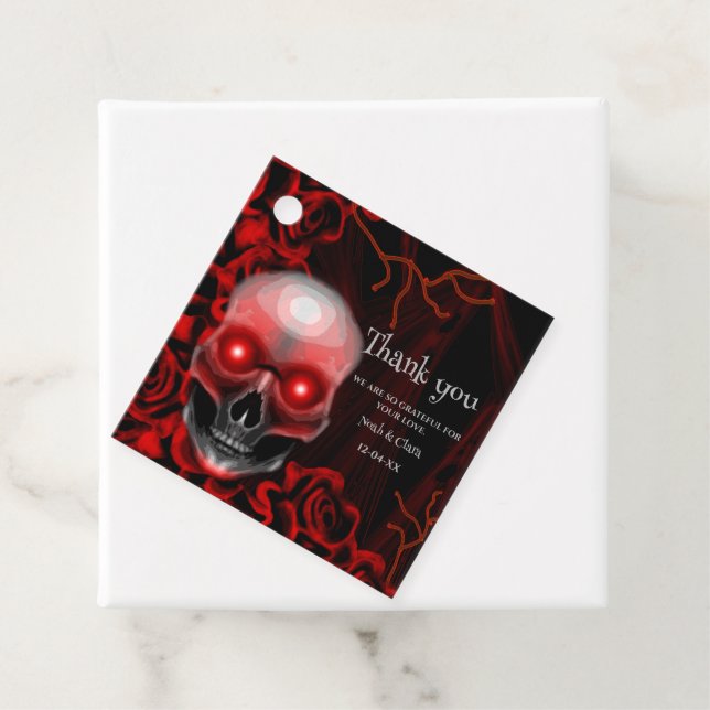 Étiquettes Cadeau Halloween gothique rouge effrayant floral foncé mo (En situation)