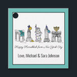 Étiquettes Cadeau Hanoukka heureuse de New York City NYC Chanukah<br><div class="desc">Design présente une illustration originale de New York "habillé" pour la saison des fêtes. Personnalisez-vous simplement pour un cadeau de vacances amusant ou une faveur de fête. Cette conception est également disponible sur d'autres produits. Des modèles de coordination sont également disponibles. Ne vois-tu pas ce que tu cherches ? Contactez...</div>