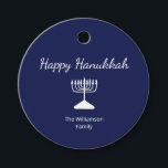 Étiquettes Cadeau Happy Hanoukka Simple Menorah Bleu Blanc Bleu<br><div class="desc">Happy Hanoukka Blue Holiday party faveur tag,  avec une simple menorah blanche et la conception typographique script. Avec des lettres personnalisables en blanc,  vous pouvez ajouter vos propres informations. Une façon festive de célébrer avec des amis et des proches.</div>