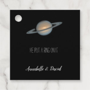 Étiquettes Cadeau Il a mis un anneau dessus Saturne dans l'espace av