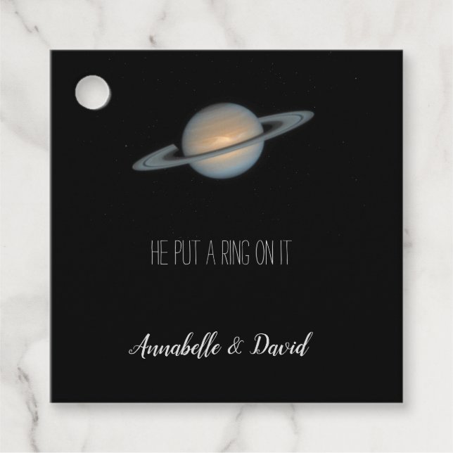 Étiquettes Cadeau Il a mis un anneau dessus Saturne dans l'espace av (Devant)