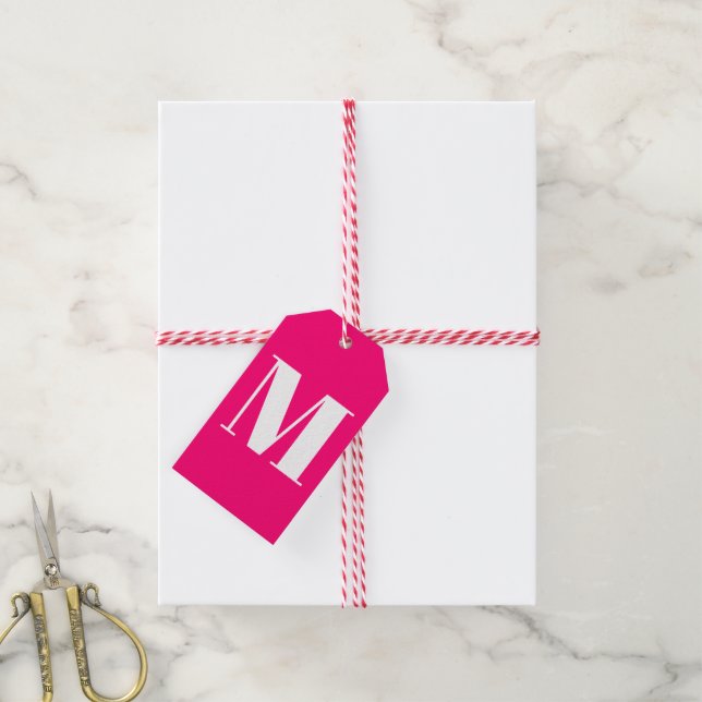 Étiquettes-cadeau Initiale blanche chaude monogramme rose chaud (Avec de la ficelle)