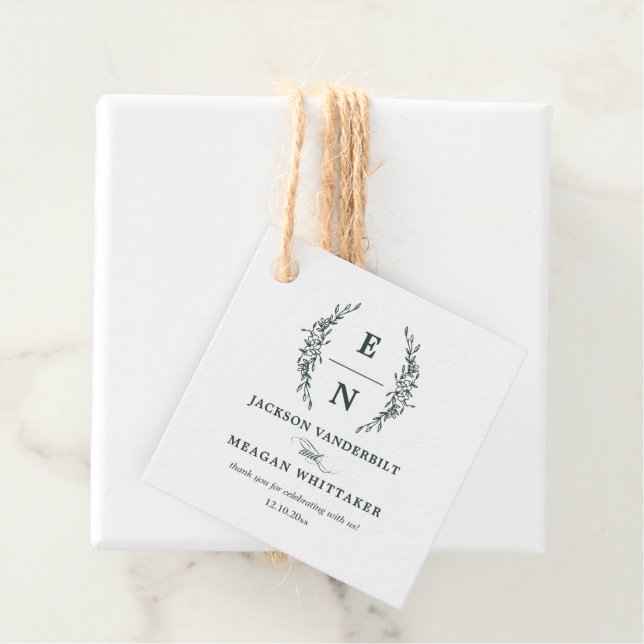 Étiquettes Cadeau Initiales empilées en vert forestier Mariage Monog (En situation)
