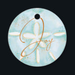 Étiquettes Cadeau Joie Aquarelle Ocean Beach Sand Dollar Coquille<br><div class="desc">Qui a besoin de flocons de neige quand vous avez des coquillages ! Capturez une décontractée nautique cool et une ambiance côtière de ce fleur de mer de vacances avec notre collection de vacances de Noël inspirée de la mer côtière. Nous avons peint à la main un magnifique coquillage bleu...</div>