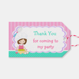 Étiquettes-cadeau Jolie fille brune préparant une fête d'anniversair