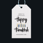 Étiquettes-cadeau Joyeux Hanoukka Chandelles sur mesure vacances<br><div class="desc">Jolie et amusante Hanoukka Happy à la main en lettré style typographie de brosse et bougies dans les tons de bleu et jaune. Les étiquettes cadeaux sont parfaites pour ce cadeau de la saison des fêtes. Ces étiquettes sont parfaites pour les bouteilles de vin, les biscuits ou toute autre friandise...</div>