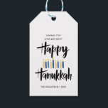 Étiquettes-cadeau Joyeux Hanoukka Chandelles sur mesure vacances<br><div class="desc">Jolie et amusante Hanoukka Happy à la main en lettré style typographie de brosse et bougies dans les tons de bleu et jaune. Les étiquettes cadeaux sont parfaites pour ce cadeau de la saison des fêtes. Ces étiquettes sont parfaites pour les bouteilles de vin, les biscuits ou toute autre friandise...</div>