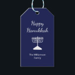 Étiquettes-cadeau Joyeux Hanoukka Menorah bleu simple<br><div class="desc">Happy Hanoukka Blue Holiday tag cadeau,  avec une simple menorah blanche et la typographie de script. Avec des lettres personnalisables en blanc,  vous pouvez ajouter vos propres informations. Une façon festive d'envoyer des cadeaux spéciaux cette saison des fêtes.</div>