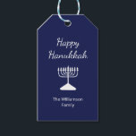 Étiquettes-cadeau Joyeux Hanoukka Menorah bleu simple<br><div class="desc">Happy Hanoukka Blue Holiday tag cadeau,  avec une simple menorah blanche et la typographie de script. Avec des lettres personnalisables en blanc,  vous pouvez ajouter vos propres informations. Une façon festive d'envoyer des cadeaux spéciaux cette saison des fêtes.</div>