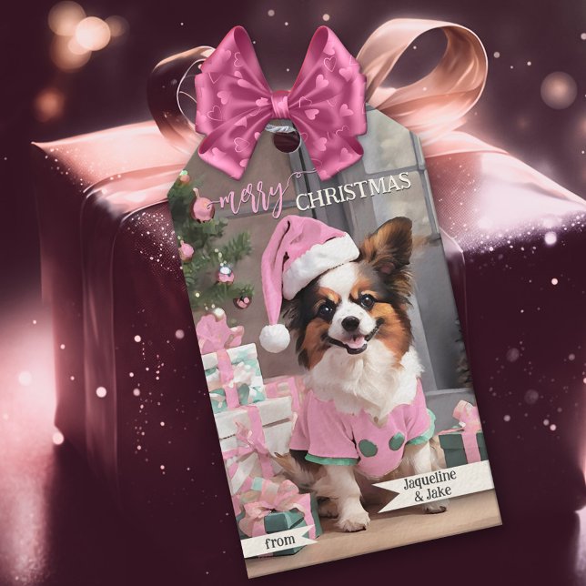 Étiquettes-cadeau Joyeux Noël de chien rose rétro (Cute funny Christmas gift tag featuring a chihuahua dog in pink Santa outfit amidst gifts)
