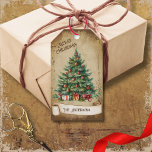Étiquettes-cadeau Joyeux Noël Retro Vintage<br><div class="desc">Belle illustration vintage rétro d'un sapin de Noël festif et décoré avec des cadeaux sur un arrière - plan et cadre rétro grunge pour un look vieilli ou vintage. Design dispose d'un ruban de défilement vintage pour votre personnalisation à la fois sur le devant ou sur le dos de cette...</div>