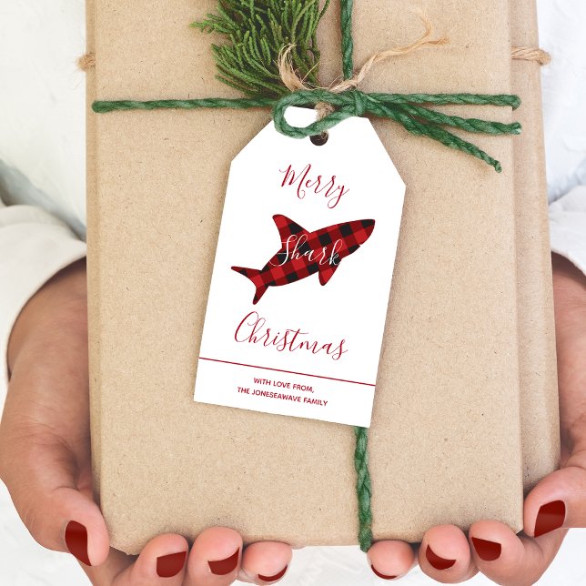 Étiquettes-cadeau Joyeux requin Noël Rouge en plaid Script (Add these gift tags to your cart and add them to your Christmas holiday celebration.)