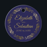 Étiquettes Cadeau Lacy Gold Border Elegant Mariage bleu marine<br><div class="desc">Ces belles étiquettes cadeaux mariages présentent du texte en or sur un arrière - plan bleu marine avec une bordure florale en faux feuille d'or frileux. Le texte est entièrement personnalisable et contient les noms du couple mariage et la date du mariage. Super comme étiquettes de faveur!</div>