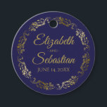 Étiquettes Cadeau Lacy Gold Border Elegant Mariage bleu marine<br><div class="desc">Ces belles étiquettes cadeaux mariages présentent du texte en or sur un arrière - plan bleu marine avec une bordure florale en faux feuille d'or frileux. Le texte est entièrement personnalisable et contient les noms du couple mariage et la date du mariage. Super comme étiquettes de faveur!</div>